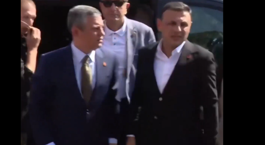 CHP lideri Özgür Özel, Sarıyer'deki Çalışma Ofisi'ne gitti