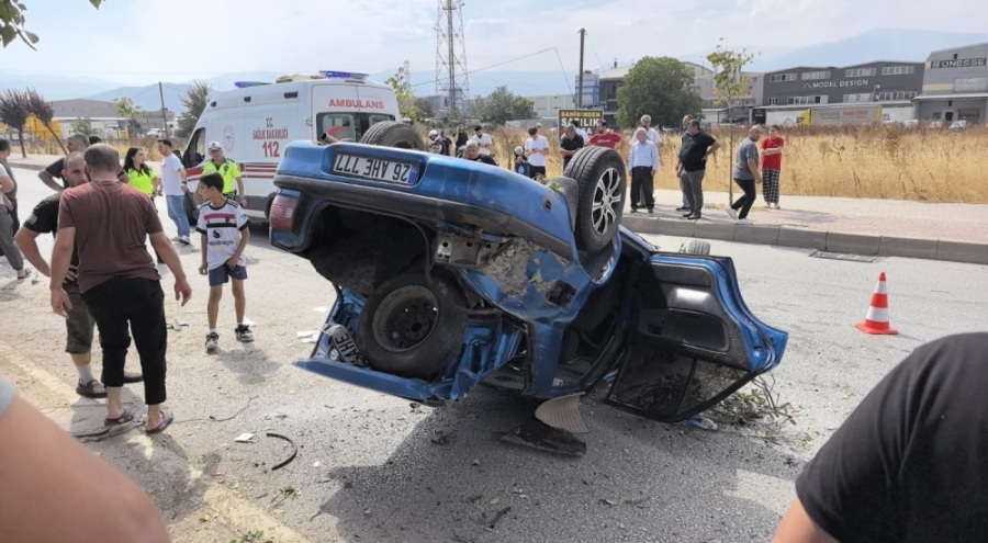 Bursa'da otomobil takla atarak karşı yöne geçti! 2 yaralı