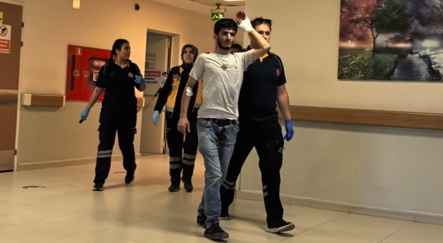 Bursa'da spiralle demir keserken yaralandı