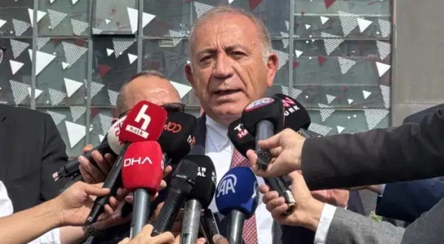 Kayyum Gürsel Tekin, Özgür Özel gelmeden CHP'nin eski il binasından ayrıldı