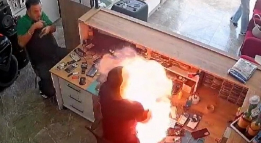 Telefon bataryası bomba gibi patladı