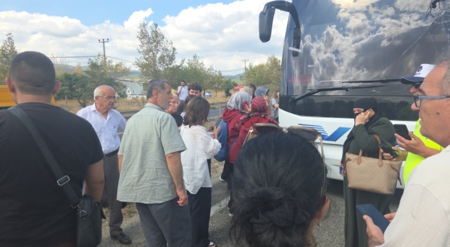 Bursa'da yolcu otobüsü gemi çapası taşıyan tıra çarptı! Yaralılar var