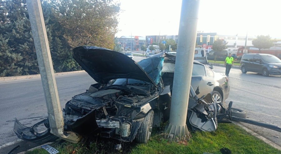 Bursa'da aydınlatma direğine çarpan otomobilin sürücüsü ağır yaralandı