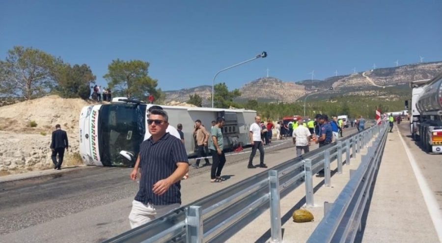 Mersin'de yolcu otobüsü ile kamyon çarpıştı