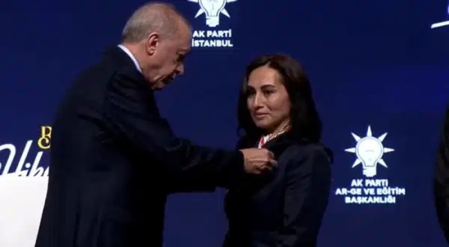 Rozetini Erdoğan taktı: Özlem Vural Gürzel, resmen AK Parti'ye geçti!