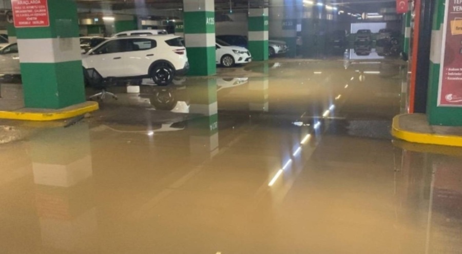 Su borusu patladı: AVM otoparkı göle döndü