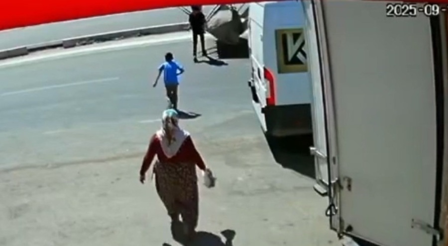 İş makinesi kardeşlere çarptı!