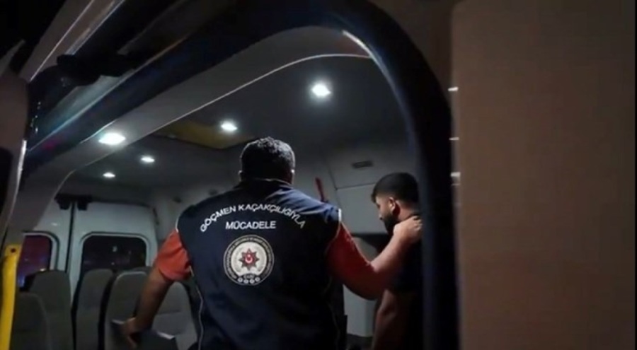 İzmir'de 32 düzensiz göçmen yakalandı