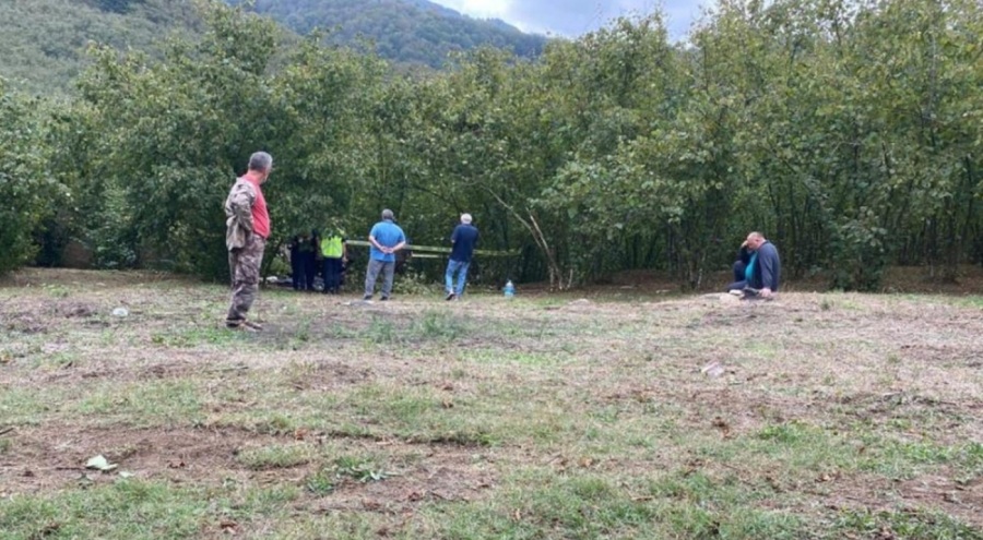 Devrilen traktörün altında kalan yaşlı adam can verdi