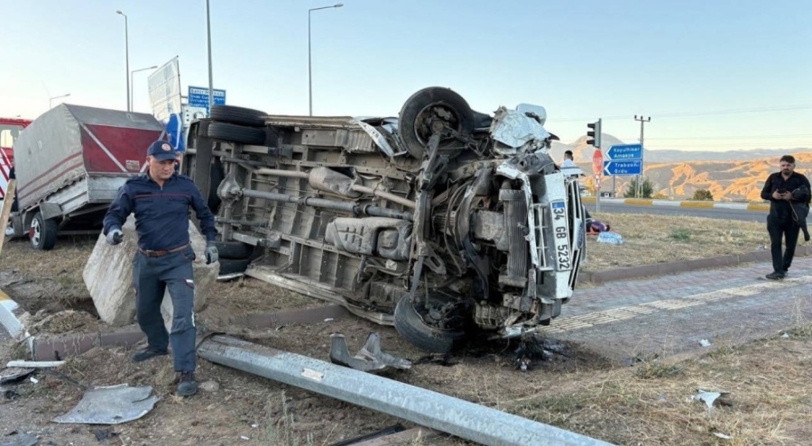 Otomobille minibüs çarpıştı: 15 tarım işçisi yaralandı