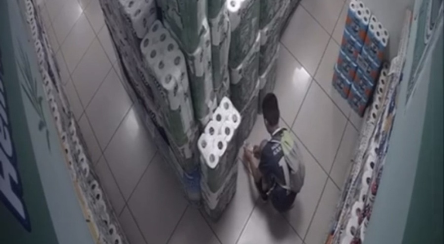 Bursa'da müşteri gibi girdiği marketi kundaklayan çocuk kamerada