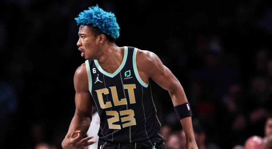 Anadolu Efes, Kai Jones'a imza attırdı