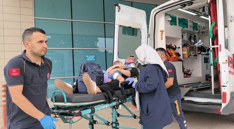 Bursa'da kontrolden çıkan otomobil demir bahçe kapısına çarptı:! 2'si çocuk 4 kişi yaralandı