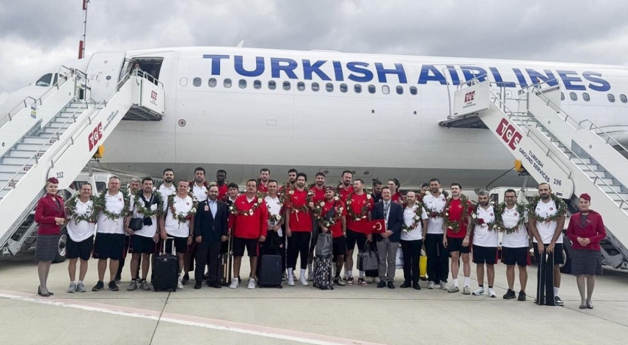 Avrupa ikincisi 12 Dev Adam yurda döndü