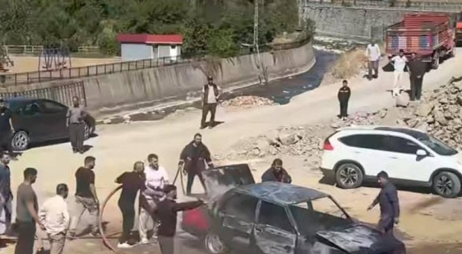 Park halindeki otomobil alev alev yandı