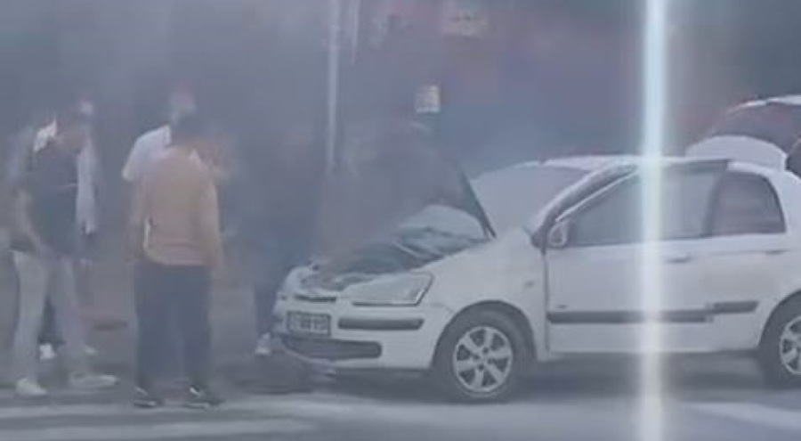 Okul önünde park halinde olan araç yandı