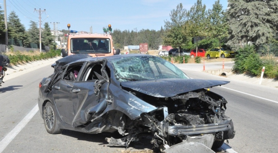 Beton yükseltiye çarpan otomobilin sürücüsü yaralandı