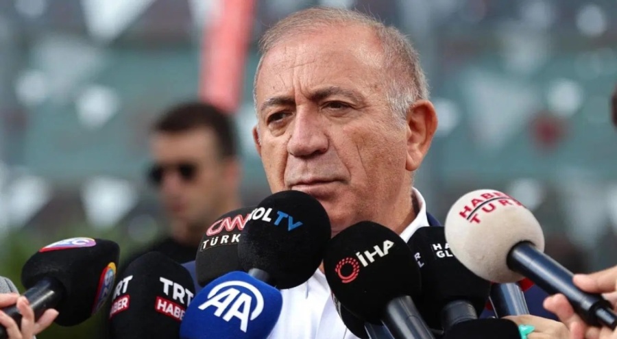 Gürsel Tekin, CHP'nin Sarıyer'deki eski il başkanlığı binasına geldi