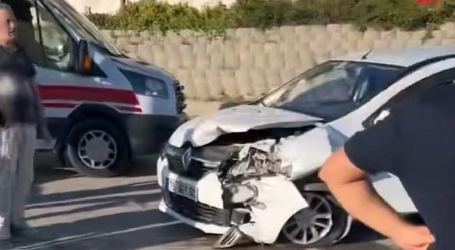 Bursa'da 2 otomobil kafa kafaya çarpıştı