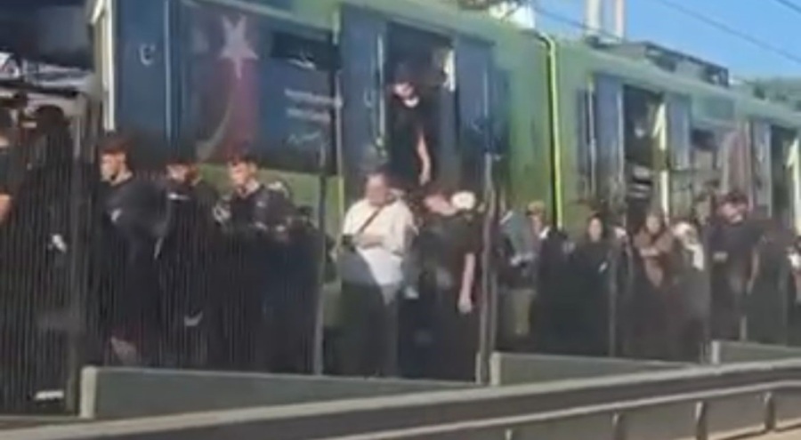 Bursa'da metro durdu! Vatandaşlar raylardan yürümek zorunda kaldı