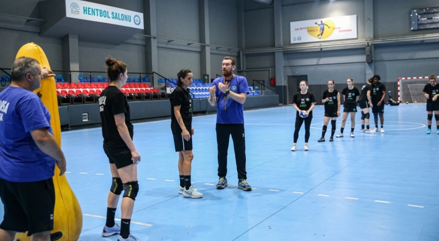 Sezona Süper Kupa'yla başlayan Bursa Büyükşehir Belediyespor'da hedef 3'te 3