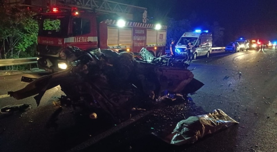 Otoyolda feci kaza, araçtan geriye hurda yığını kaldı