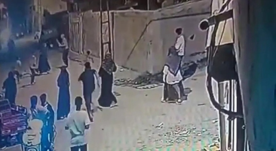 Sesinden rahatsız olduğu çocukları sopayla darbetti!