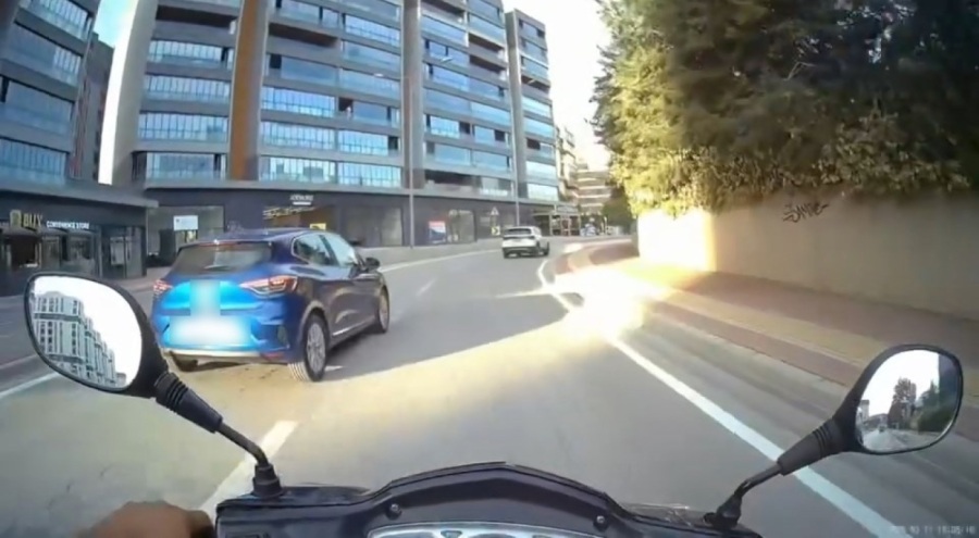 Bursa'da motosikletliyle otomobil şoförünün kavgası kamerada