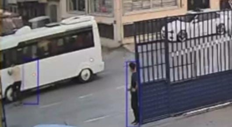 Bursa'da sürücüsüz ilerleyen minibüsü içine atlayarak durdurdu!