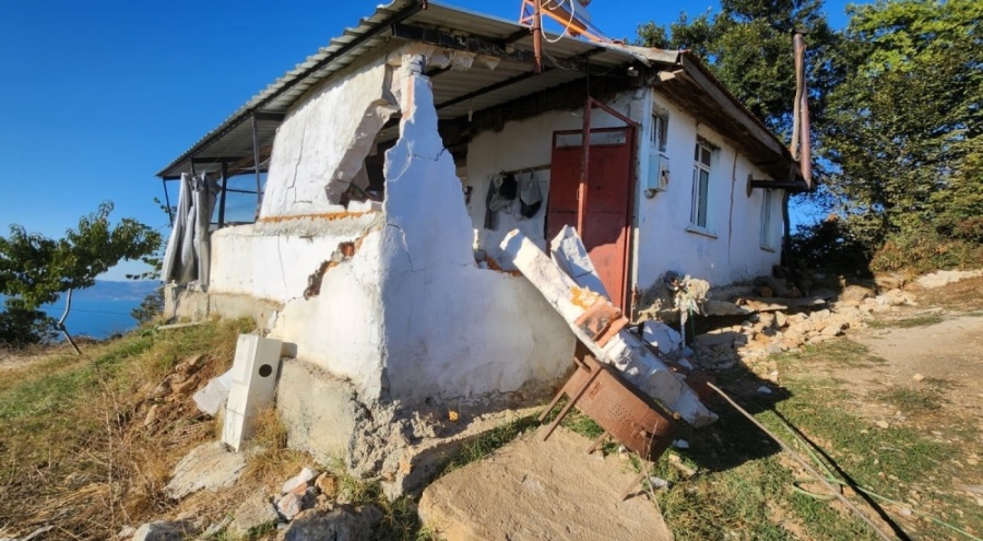 Bursa'da maden ocağı yakınında oluşan yarıklar evi ikiye böldü