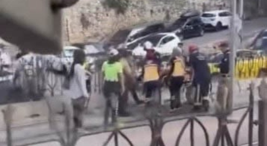 Beyoğlu'nda tramvayın yayaya çarptı