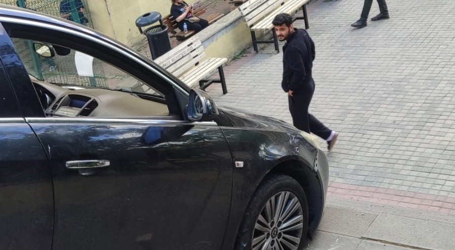 Sürücü fark etmediği merdivenlerde asılı kaldı