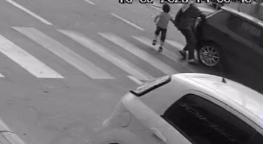 Yaya geçidinde görme engelli kadının ayağının üzerinden otomobil geçti