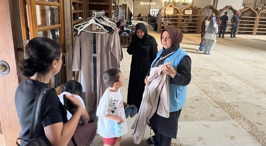 Bursa'da tarihi cami ziyaretlerine kıyafet mecburiyeti getirildi