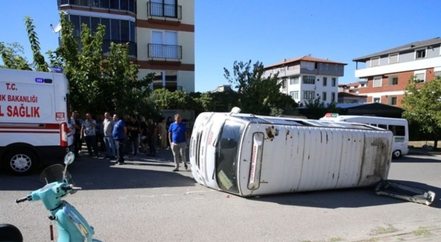 Minibüs ile otomobil çarpıştı: Üç yaralı
