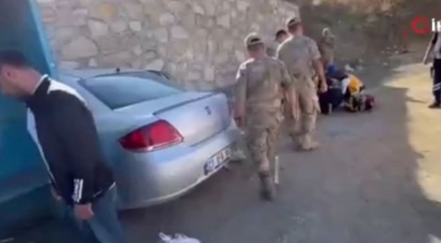 Otomobil durağa daldı: 1'i ağır 6 yaralı