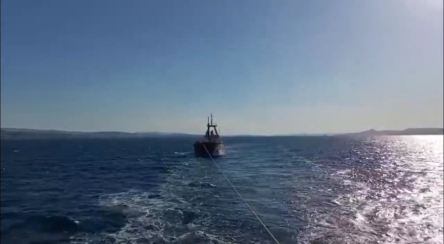 Çanakkale Boğazı'nda arıza yapan kuru yük gemisi yedeklenerek çekildi