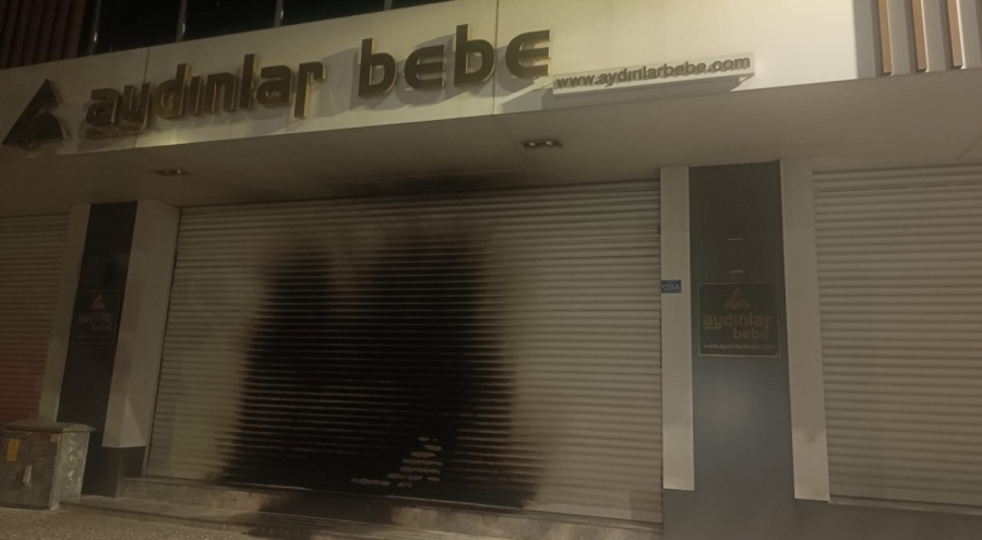 Bursa Vişne Caddesi'nde mağazayı ateşe veren şahıs video çekti
