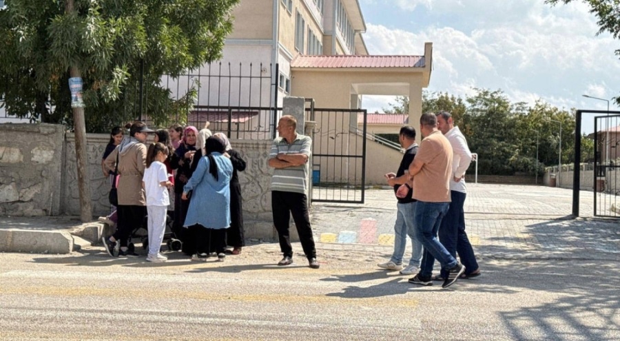 Van'da bir okulda 2 öğretmen bıçakla yaralandı