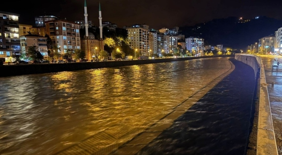 Giresun'da sağanak yağış hayatı felç etti