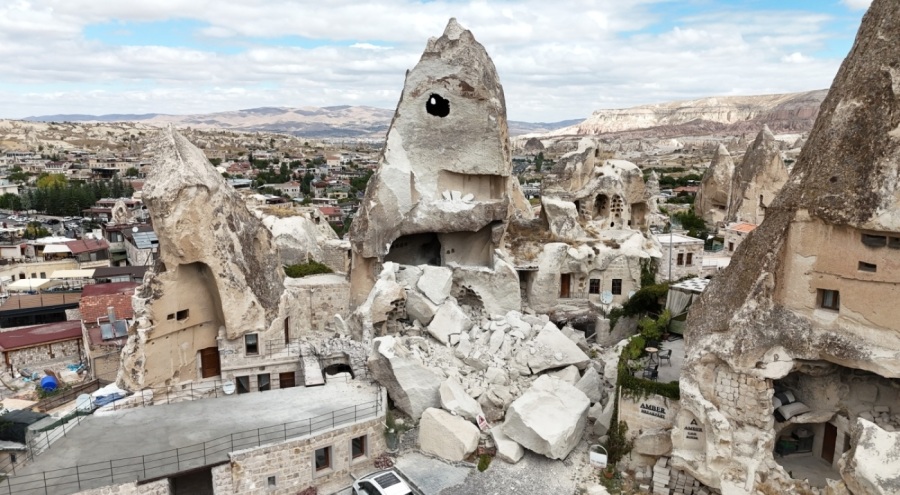 Kapadokya'da peribacası yıkıldı