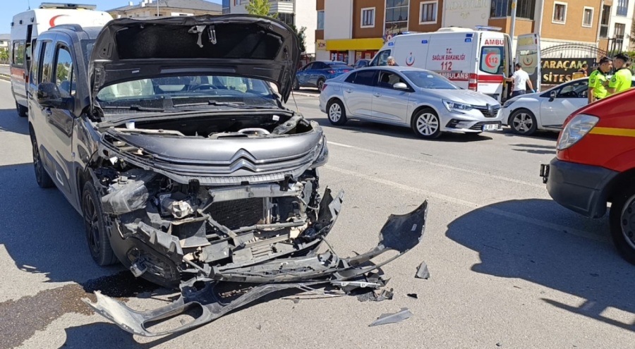 Bursa'da hafif ticari araçla otomobil çarpıştı