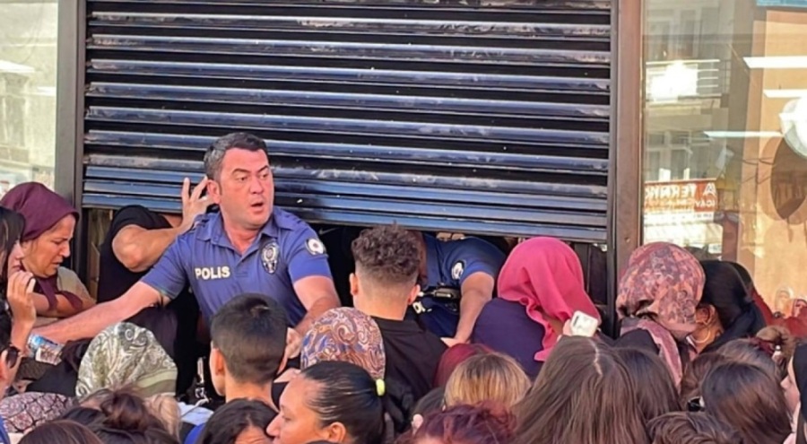 Karaman'da mağaza açılışında izdiham! Polisler zor anlar yaşadı