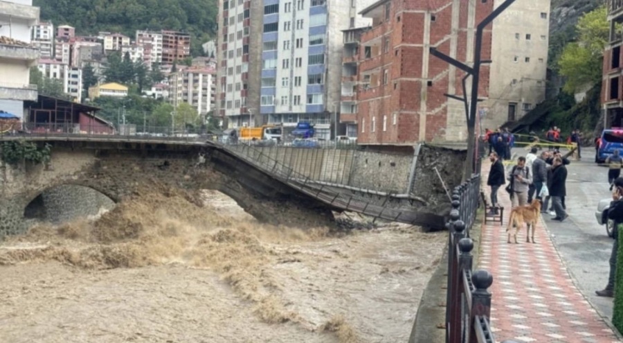 Artvin'de şiddetli yağış! Tarihi taş köprü çöktü