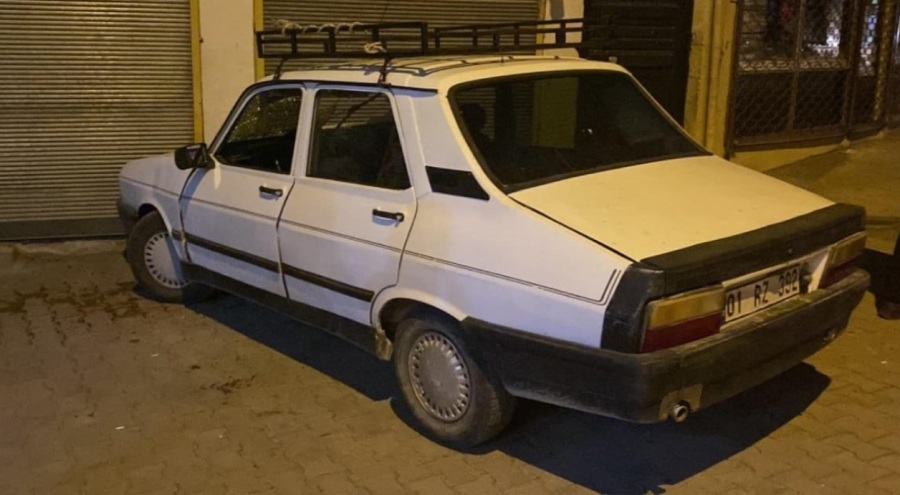 Otomobil binaya çarptı: 3 yaralı