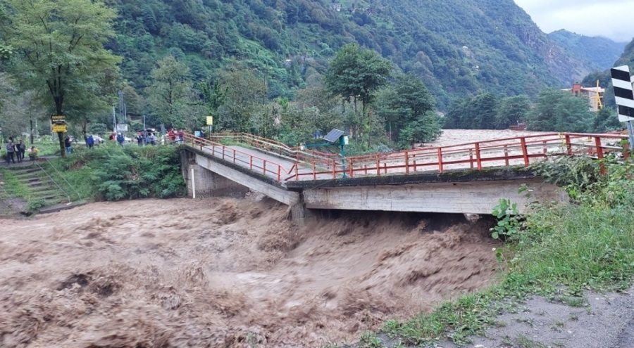 Rize'de sel felaketi! Köprü çöktü, yollar kapandı, vatandaşlar mahsur kaldı