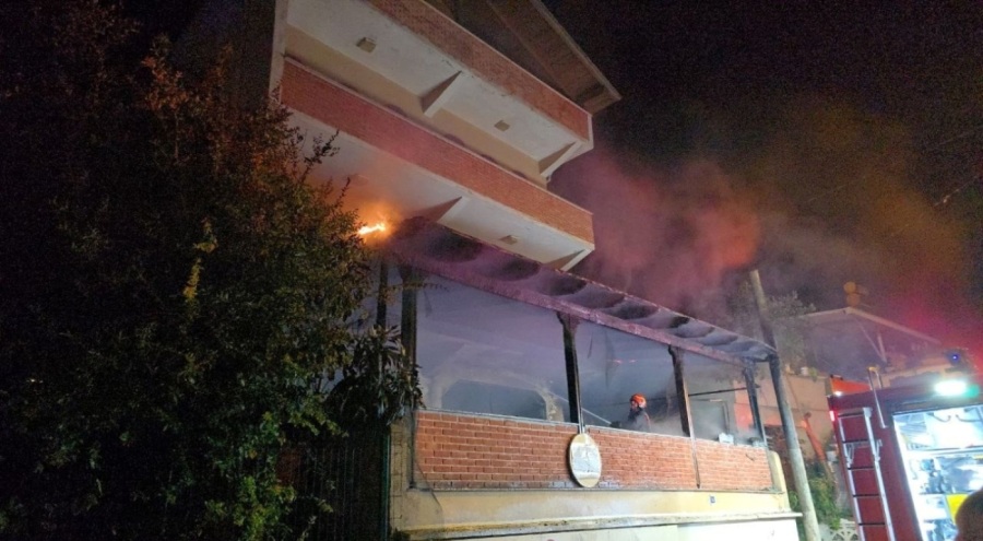 Bursa Mudanya'da üç katlı binada yangın