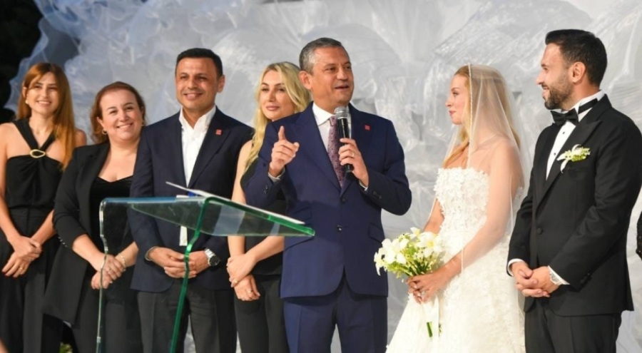 CHP lideri Özgür Özel, İzem ve Lütfü Gökberk çiftinin düğün törenine katıldı