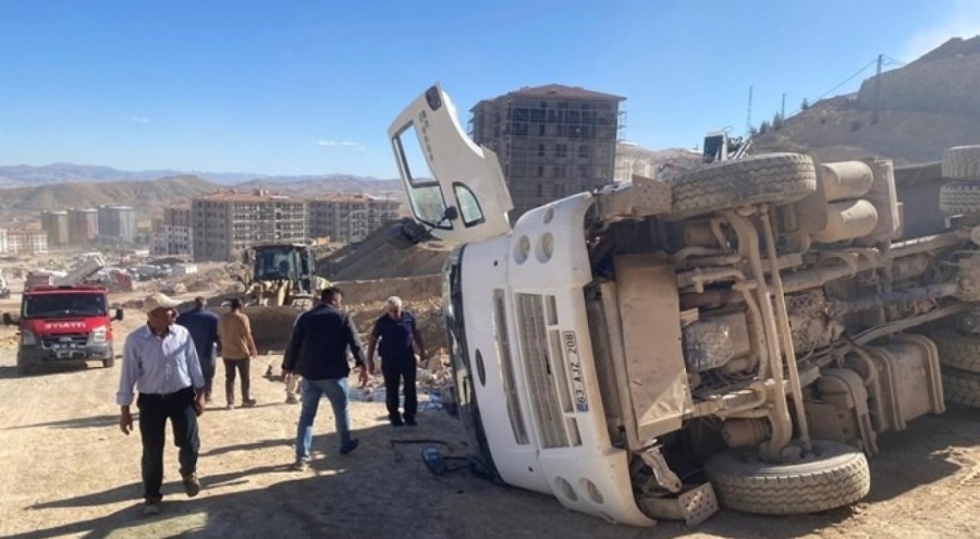 Şantiyede kamyon devrildi: 1 yaralı