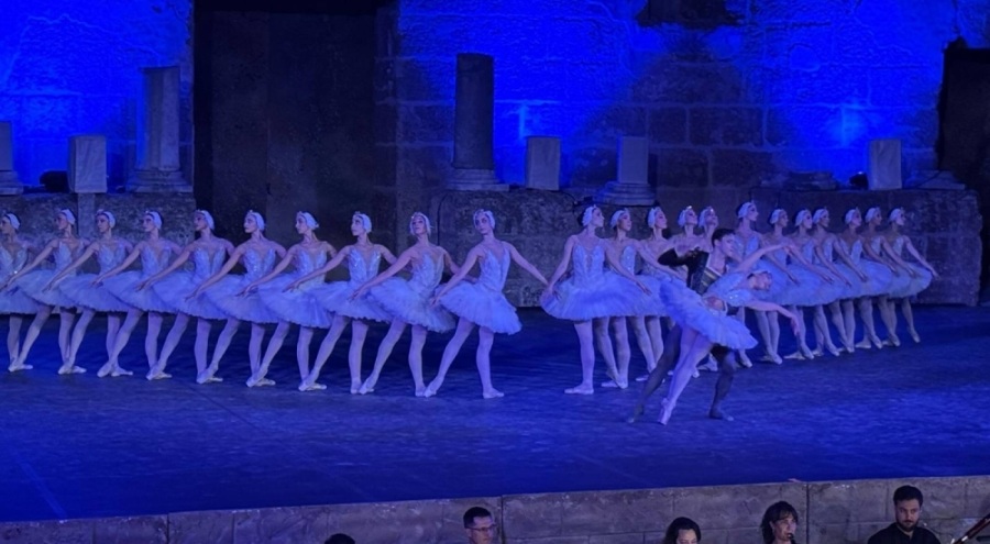 Kuğu Gölü balesi Aspendos Antik Tiyatrosu'da sahnelendi